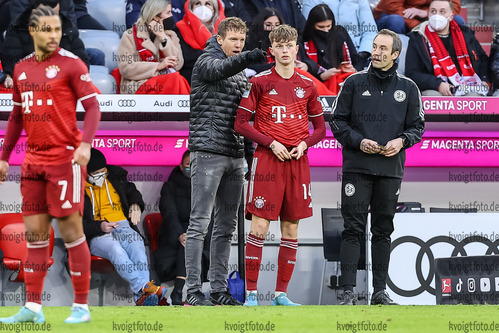 20.01.2022, xrolx, FC Bayern Muenchen - SpvGG Greuther Fuerth, v.l. Trainer Julian Nagelsmann (FC Bayern Muenchen) und Paul Wanner (FC Bayern Muenchen) schauen / look on