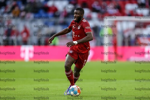 20.01.2022, xrolx, FC Bayern Muenchen - SpvGG Greuther Fuerth, v.l. Dayot Upamecano (FC Bayern Muenchen) in Aktion, am Ball, Einzelaktion / controls the ball