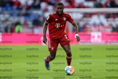 20.01.2022, xrolx, FC Bayern Muenchen - SpvGG Greuther Fuerth, v.l. Dayot Upamecano (FC Bayern Muenchen) in Aktion, am Ball, Einzelaktion / controls the ball