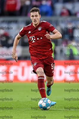 20.01.2022, xrolx, FC Bayern Muenchen - SpvGG Greuther Fuerth, v.l. Benjamin Pavard (FC Bayern Muenchen) in Aktion, am Ball, Einzelaktion / controls the ball