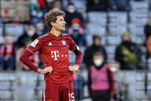 20.01.2022, xrolx, FC Bayern Muenchen - SpvGG Greuther Fuerth, v.l. Thomas Mueller (FC Bayern Muenchen) schaut / looks on