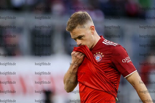 20.01.2022, xrolx, FC Bayern Muenchen - SpvGG Greuther Fuerth, v.l. Joshua Kimmich (FC Bayern Muenchen) schaut / looks on