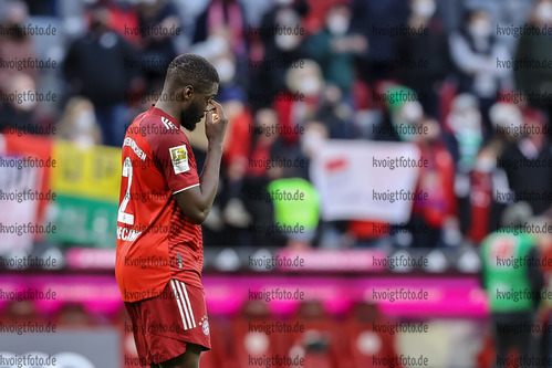 20.01.2022, xrolx, FC Bayern Muenchen - SpvGG Greuther Fuerth, v.l. Dayot Upamecano (FC Bayern Muenchen) schaut / looks on