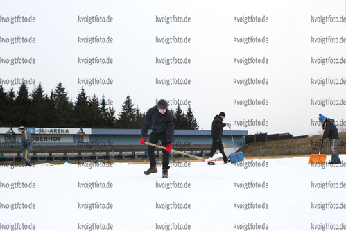 28.12.2016, xkvx, Wintersport, Vorbereitungen Biathlon Weltcup Oberhof v.l. freiwillige Helfer fertigen die Schiessauflage / bereiten den Schiessstand fuer den Weltcup vor