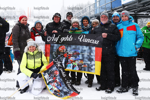 04.02.2018, xkvx, Wintersport, Alpencup - DSV Biathlon Deutschlandpokal - Oberhof, Sprint v.l. Fans / Fanclub von Vanessa Voigt / Fahnen / Banner / Plakat