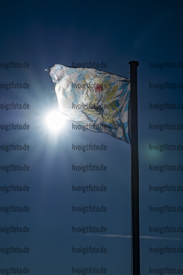 01.06.2021, xkvx, News, Sonnenaufgang Hochfelln - Chiemgau, v.l. Sonnenaufgang am Hochfelln, einer der hoechsten Berge im Chiemgau / Sonnenaufgangsstimmung am Hochfelln mit Blick auf die Taborkirche am Hochfelln, das Gipfelkreuz, das Hochfellnhaus, auf den Chiemsee und Richtung Salzburg