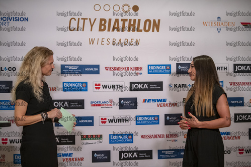 14.08.2021, xkvx, City Biathlon Wiesbaden 2021, v.l. Anja Froehlich (ZDF), Dorothea Wierer (Italy)  / 