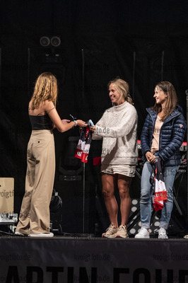 03.09.2021, xkvx, Wintersport, Martin Fourcade Nordic Festival 2021, v.l. Tiril Eckhoff (Norway) gets the Bib from a fan  