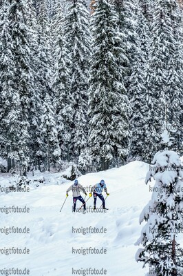 06.11.2021, xmlx, Biathlon - Langlauf Training Davos, v.l. Ski Technician Sebastian Hopf (Germany), Ski Technician Niklas Kellerer (Germany)  