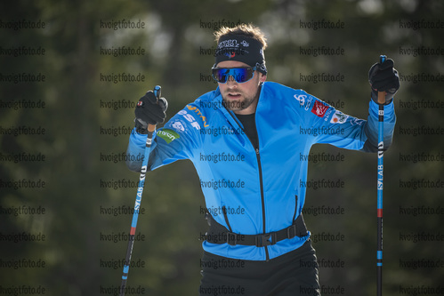 11.11.2021, xkvx, Biathlon Training Sjusjoen, v.l. Simon Desthieux (France)  