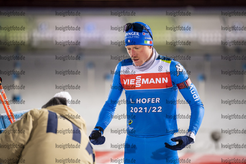 26.11.2021, xkvx, Biathlon IBU World Cup Oestersund, Training Women and Men, v.l. Lukas Hofer (Italy) schaut / looks on