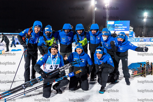 27.11.2021, xkvx, Biathlon IBU World Cup Oestersund, Individual Men, v.l. Simon Desthieux (France) bei der Siegerehrung / at the medal ceremony