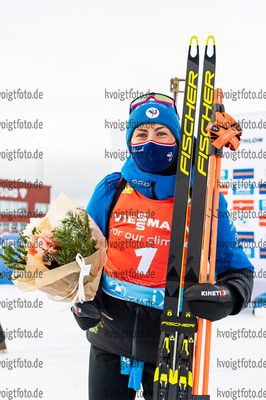28.11.2021, xkvx, Biathlon IBU World Cup Oestersund, Sprint Women, v.l. Justine Braisaz-Bouchet (France) bei der Siegerehrung / at the flower ceremony