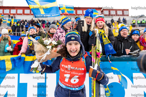 28.11.2021, xkvx, Biathlon IBU World Cup Oestersund, Sprint Women, v.l. Hanna Oeberg (Sweden) nach der Siegerehrung / after the flower ceremony