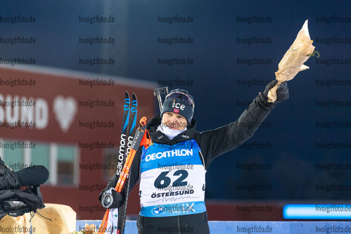 28.11.2021, xkvx, Biathlon IBU World Cup Oestersund, Sprint Men, v.l. Vetle Sjaastad CHRISTIANSEN (Norway) bei der Siegerehrung / at the medal ceremony