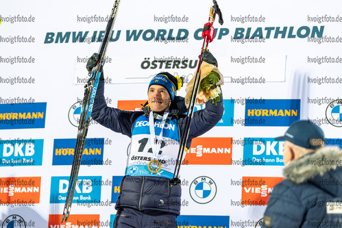 28.11.2021, xkvx, Biathlon IBU World Cup Oestersund, Sprint Men, v.l. Sebastian SAMUELSSON (Sweden) bei der Siegerehrung / at the medal ceremony