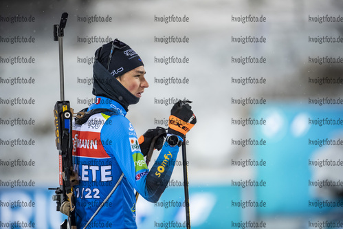 01.12.2021, xkvx, Biathlon IBU World Cup Oestersund, Training Women and Men, v.l. Eric Perrot (France) schaut / looks on