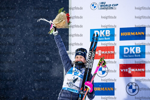 02.12.2021, xkvx, Biathlon IBU World Cup Oestersund, Sprint Women, v.l. Elvira Oeberg (Sweden) bei der Siegerehrung / at the medal ceremony