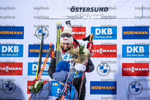 02.12.2021, xkvx, Biathlon IBU World Cup Oestersund, Sprint Women, v.l. Franziska Preuss (Germany) und Lisa Theresa Hauser (Austria) bei der Siegerehrung / at the medal ceremony
