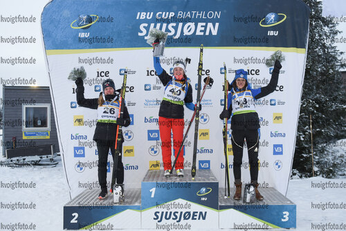 03.12.2021, xetx, Biathlon IBU Cup Sjusjoen, Sprint Women, v.l. Karoline Erdal (NORWAY), Anastasia Shevchenko (RUSSIA), Paula Botet (FRANCE)  / 