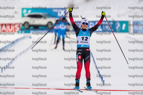 04.12.2021, xkvx, Biathlon IBU World Cup Oestersund, Pursuit Women, v.l. Marte Olsbu Roeiseland (Norway) gewinnt die Goldmedaille / wins the gold medal