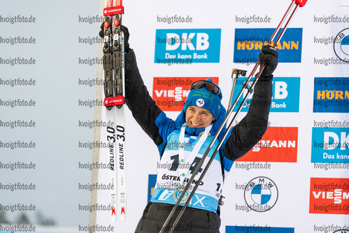 04.12.2021, xkvx, Biathlon IBU World Cup Oestersund, Pursuit Women, v.l. Anais Bescond (France) bei der Siegerehrung / at the medal ceremony