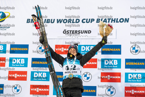 04.12.2021, xkvx, Biathlon IBU World Cup Oestersund, Pursuit Women, v.l. Marte Olsbu Roeiseland (Norway) bei der Siegerehrung / at the medal ceremony