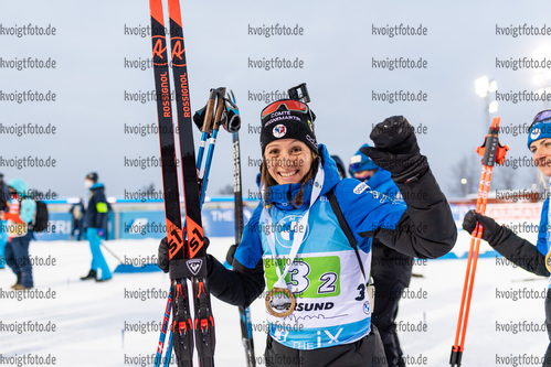 05.12.2021, xkvx, Biathlon IBU World Cup Oestersund, Relay Women, v.l. Anais Chevalier-Bouchet (France) nach der Siegerehrung / after the medal ceremony