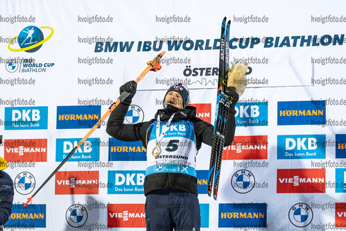 05.12.2021, xkvx, Biathlon IBU World Cup Oestersund, Pursuit Men, v.l. Vetle Sjaastad Christiansen (Norway) bei der Siegerehrung / at the medal ceremony