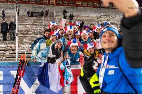 05.12.2021, xkvx, Biathlon IBU World Cup Oestersund, Pursuit Men, v.l. Emilien Jacquelin (France) macht Selfies mit den Fans / takes selfies with the fans
