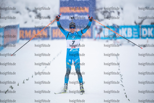 11.12.2021, xkvx, Biathlon IBU World Cup Hochfilzen, Pursuit Men, v.l. Quentin Fillon Maillet (France) gewinnt die Goldmedaille / wins the gold medal