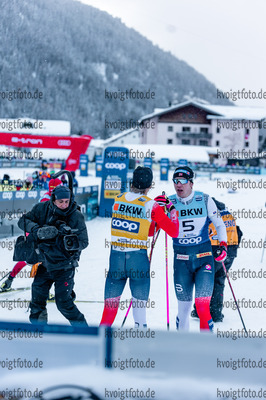11.12.2021, xljkx, Cross Country FIS World Cup Davos, Men Sprint Final, v.l. Johannes Hoesflot Klaebo (Norway), Erik Valnes (Norway)  / 