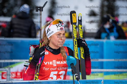 12.12.2021, xkvx, Biathlon IBU World Cup Hochfilzen, Pursuit Women, v.l. Ingrid Landmark Tandrevold (Norway) schaut / looks on