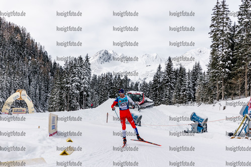 12.12.2021, xljkx, Cross Country FIS World Cup Davos, 15km Men, v.l. Yonathan Jesus Fernandez (Chile)  / 
