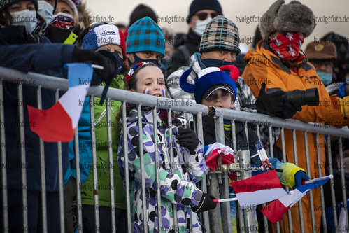 16.12.2021, xkvx, Biathlon IBU World Cup Le Grand Bornand, Sprint Women, v.l. Feature Stadionansicht mit Fans / stadium overview with fans