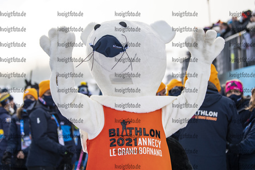 16.12.2021, xkvx, Biathlon IBU World Cup Le Grand Bornand, Sprint Women, v.l.  Maskottchen / mascot