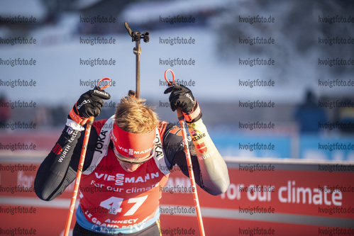 18.12.2021, xkvx, Biathlon IBU World Cup Le Grand Bornand, Pursuit Men, v.l. Roman Rees (Germany) im Ziel / in the finish