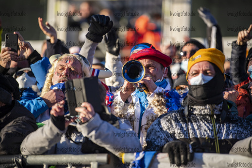 18.12.2021, xkvx, Biathlon IBU World Cup Le Grand Bornand, Pursuit Men, v.l. Feature Stadionansicht mit Fans / stadium overview with fans