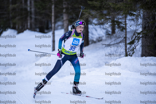 18.12.2021, xsoex, Biathlon Alpencup Pokljuka, Sprint Women, v.l. Emma Kaufmann (Switzerland)  / 