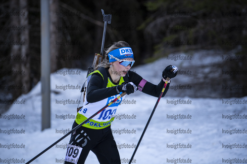 18.12.2021, xsoex, Biathlon Alpencup Pokljuka, Sprint Women, v.l. Emily Schumann (Germany)  / 