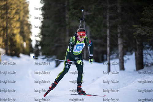 18.12.2021, xsoex, Biathlon Alpencup Pokljuka, Sprint Women, v.l. Marie Zeutschel (Germany)  / 