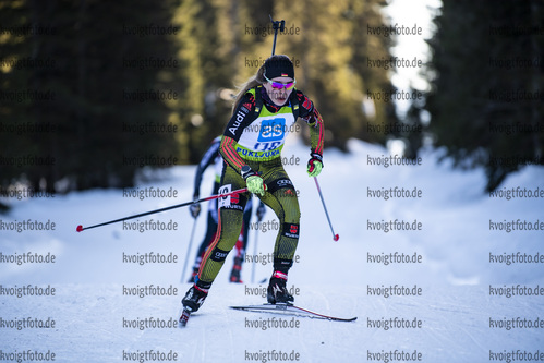 18.12.2021, xsoex, Biathlon Alpencup Pokljuka, Sprint Women, v.l. Jana Fiedler (Germany), Alessia Nager (Switzerland)  / 
