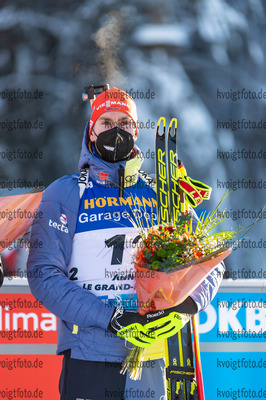 19.12.2021, xkvx, Biathlon IBU World Cup Le Grand Bornand, Mass Start Men, v.l. Johannes Kuehn (Germany) bei der Siegerehrung / at the medal ceremony