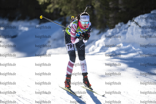 19.12.2021, xsoex, Biathlon Alpencup Pokljuka, Sprint Women, v.l. Sarah Centmayer (Germany)n  / 