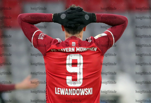 07.01.2022, xabx, Fussball 1.Bundesliga, FC Bayern Muenchen - Borussia Moenchengladbach emspor, v.l. 
Robert Lewandowski (FC Bayern Muenchen) enttaeuscht traurig frustriert dissapointed

(DFL/DFB REGULATIONS PROHIBIT ANY USE OF PHOTOGRAPHS as IMAGE SEQUENCES and/or QUASI-VIDEO) 
