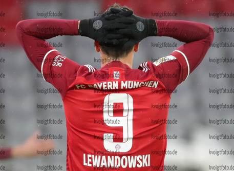 07.01.2022, xabx, Fussball 1.Bundesliga, FC Bayern Muenchen - Borussia Moenchengladbach emspor, v.l. 
Robert Lewandowski (FC Bayern Muenchen) enttaeuscht traurig frustriert dissapointed

(DFL/DFB REGULATIONS PROHIBIT ANY USE OF PHOTOGRAPHS as IMAGE SEQUENCES and/or QUASI-VIDEO) 
