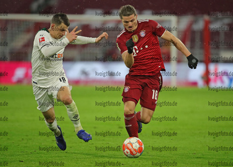 07.01.2022, xabx, Fussball 1.Bundesliga, FC Bayern Muenchen - Borussia Moenchengladbach emspor, v.l. 
Stefan Lainer (Borussia Moenchengladbach) Marcel Sabitzer (FC Bayern Muenchen) Zweikampf, Aktion, action, battle for the ball 

(DFL/DFB REGULATIONS PROHIBIT ANY USE OF PHOTOGRAPHS as IMAGE SEQUENCES and/or QUASI-VIDEO) 