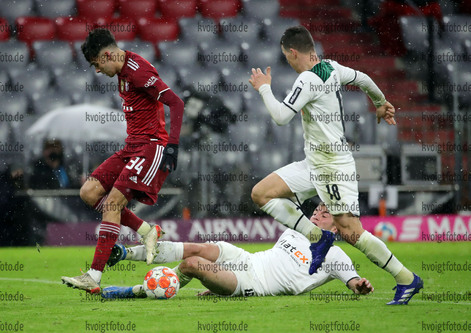 07.01.2022, xabx, Fussball 1.Bundesliga, FC Bayern Muenchen - Borussia Moenchengladbach emspor, v.l. 
Lucas Copado (FC Bayern Muenchen) Stefan Lainer (Borussia Moenchengladbach) Zweikampf, Aktion, action, battle for the ball  

(DFL/DFB REGULATIONS PROHIBIT ANY USE OF PHOTOGRAPHS as IMAGE SEQUENCES and/or QUASI-VIDEO) 