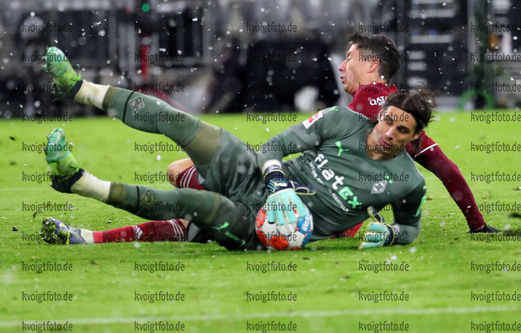 07.01.2022, xabx, Fussball 1.Bundesliga, FC Bayern Muenchen - Borussia Moenchengladbach emspor, v.l. 
Yann Sommer (Borussia Moenchengladbach) Robert Lewandowski (FC Bayern Muenchen) Zweikampf, Aktion, action, battle for the ball 

(DFL/DFB REGULATIONS PROHIBIT ANY USE OF PHOTOGRAPHS as IMAGE SEQUENCES and/or QUASI-VIDEO) 