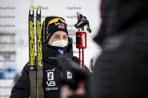 09.01.2022, xkvx, Biathlon IBU World Cup Oberhof, Pursuit Women, v.l. Ida Lien (Norway) schaut / looks on